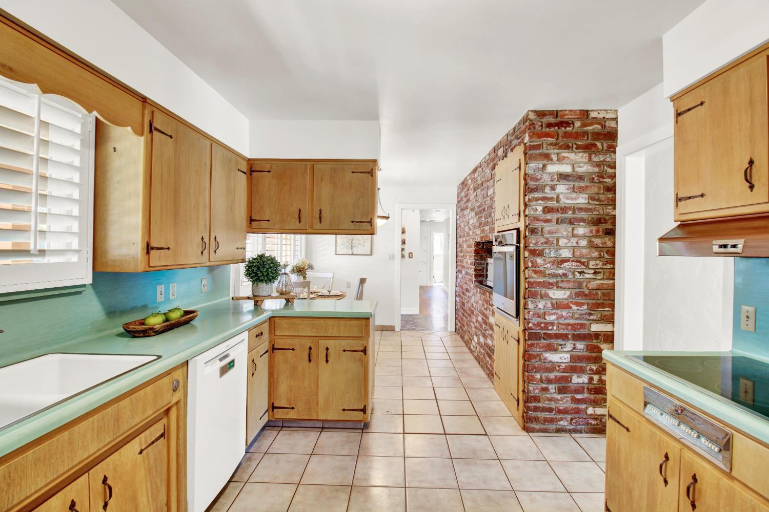 205 Robin Hood Dr, Modesto, CA 95350