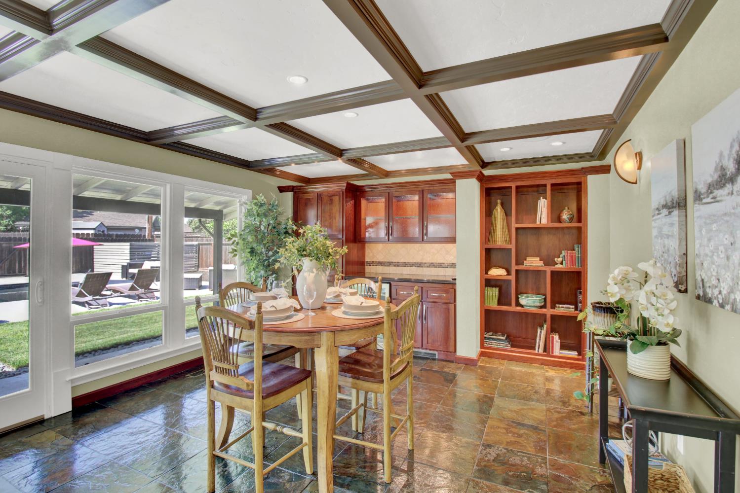 205 Robin Hood Dr, Modesto, CA 95350