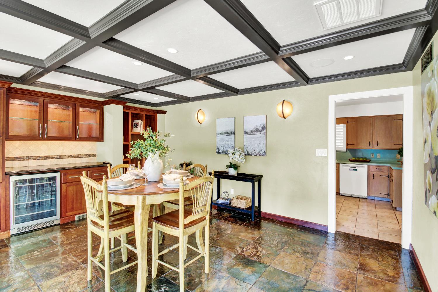 205 Robin Hood Dr, Modesto, CA 95350