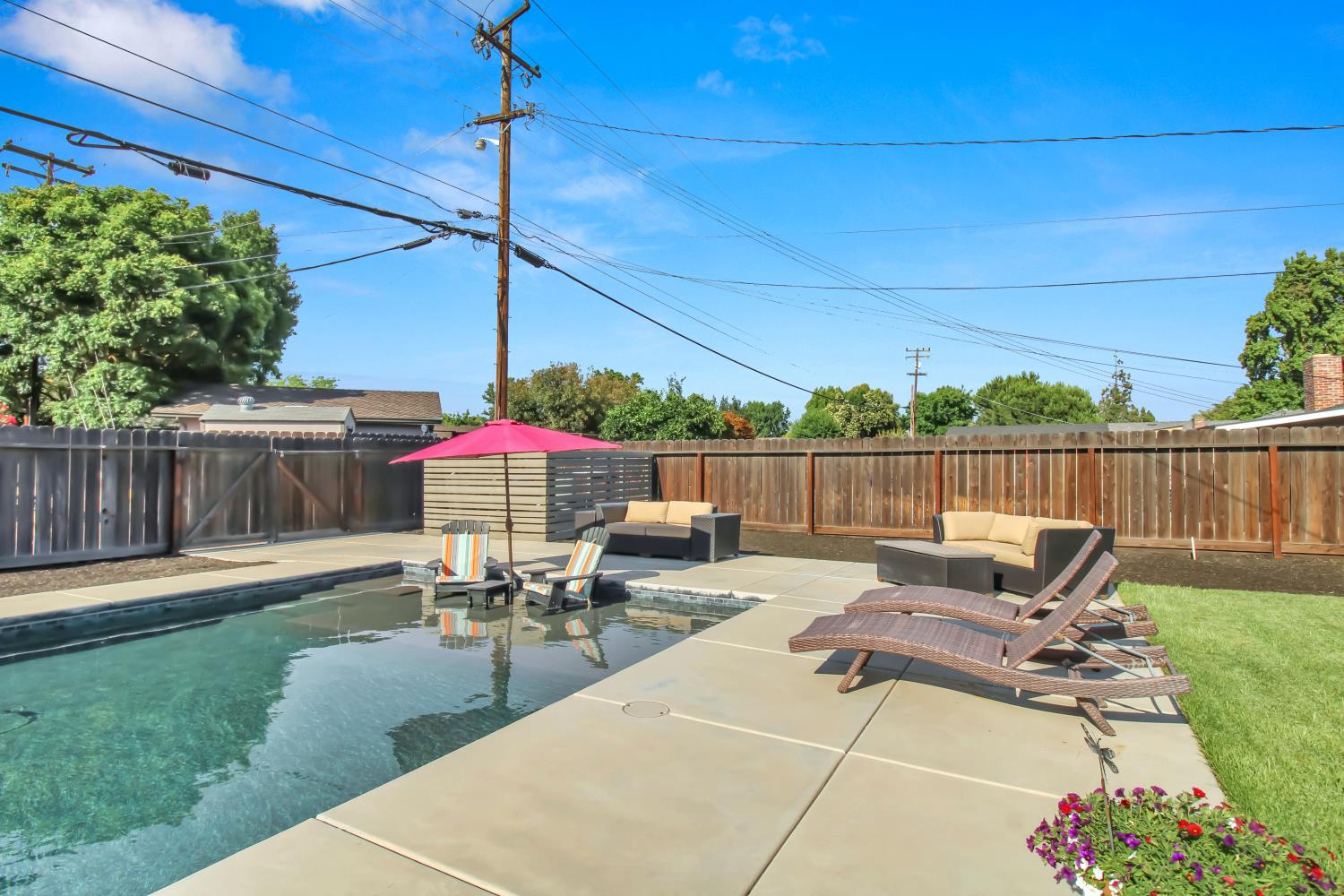 205 Robin Hood Dr, Modesto, CA 95350