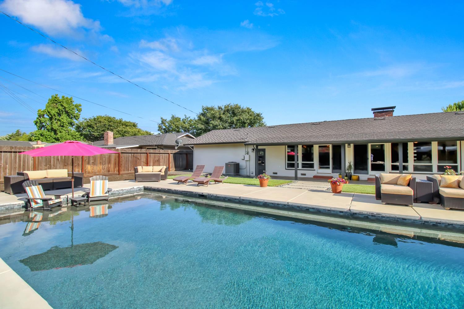 205 Robin Hood Dr, Modesto, CA 95350