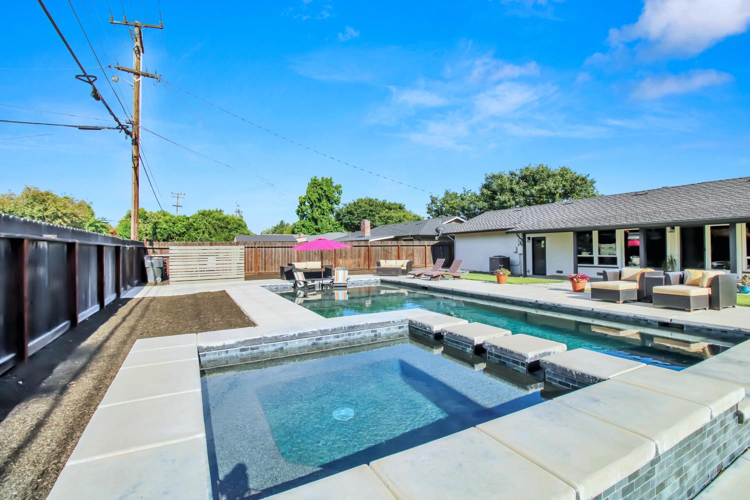 205 Robin Hood Dr, Modesto, CA 95350