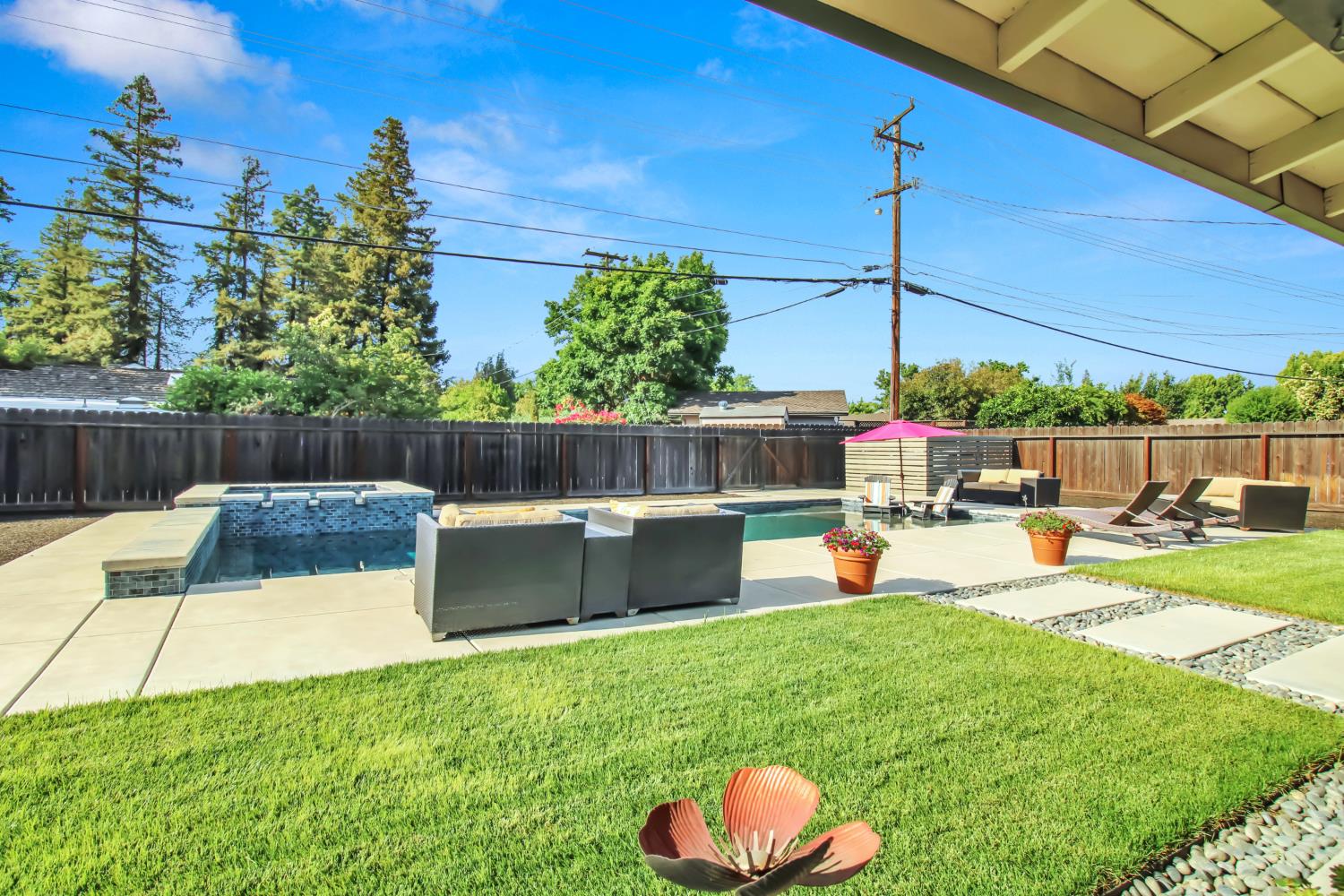 205 Robin Hood Dr, Modesto, CA 95350