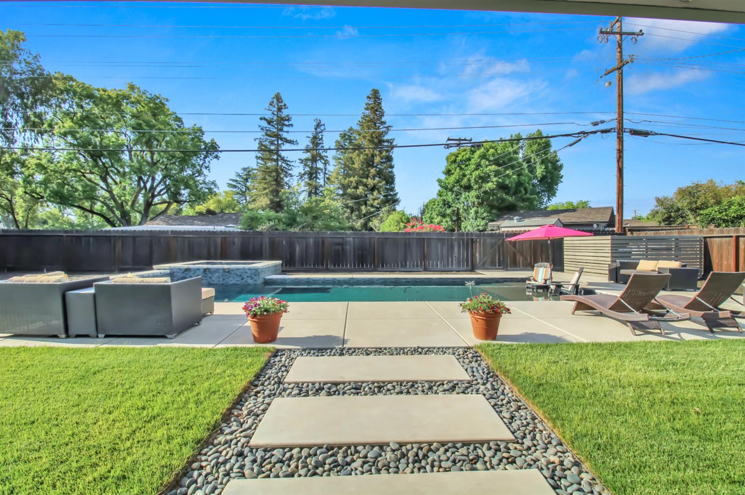 205 Robin Hood Dr, Modesto, CA 95350