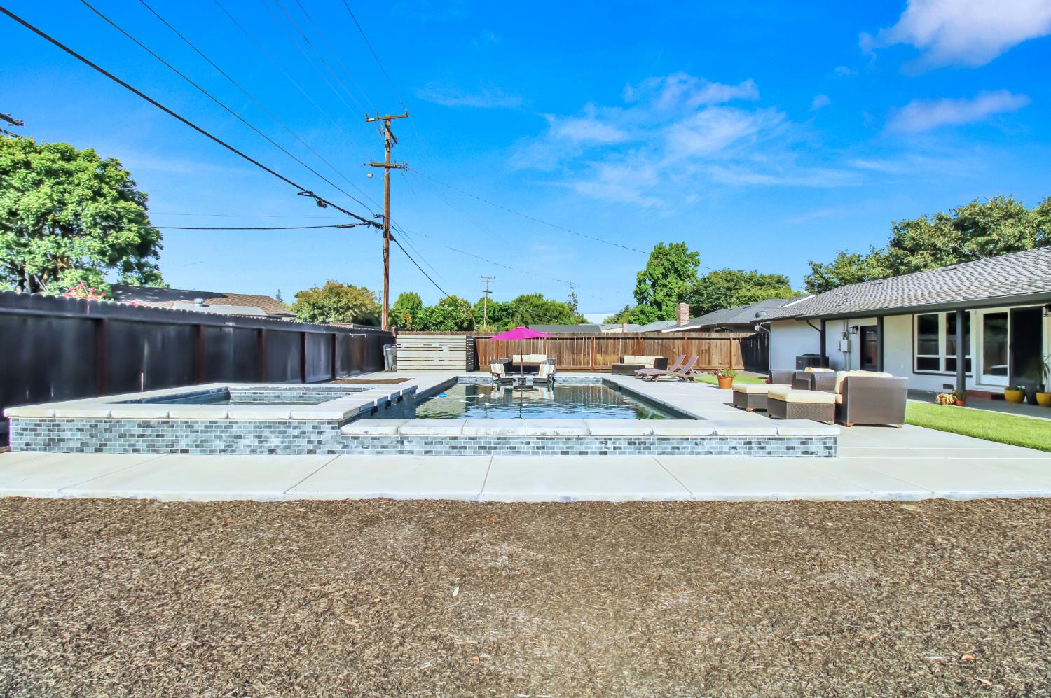 205 Robin Hood Dr, Modesto, CA 95350
