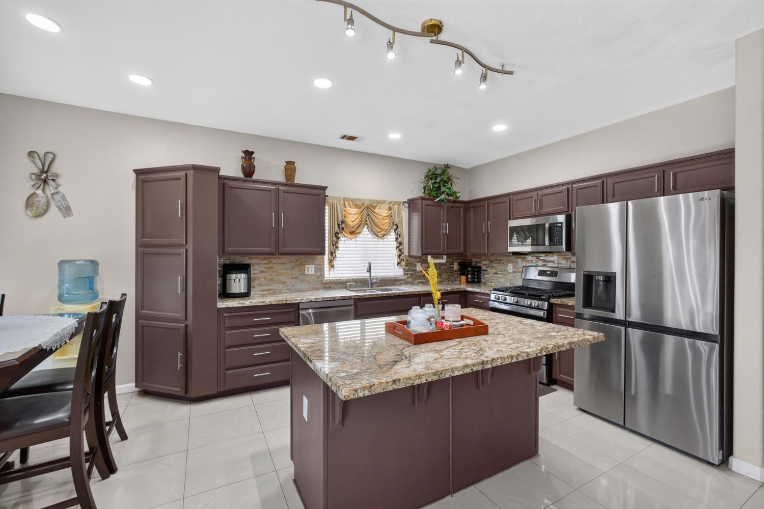 625 SE Helen Dr, Turlock, CA 95382