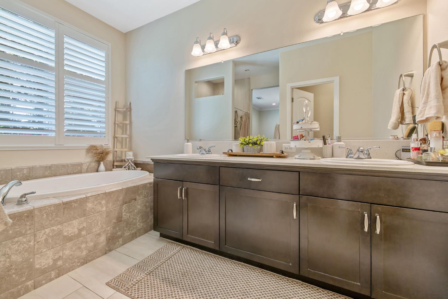 908 Tuscany Ct, Lemoore, CA 93245