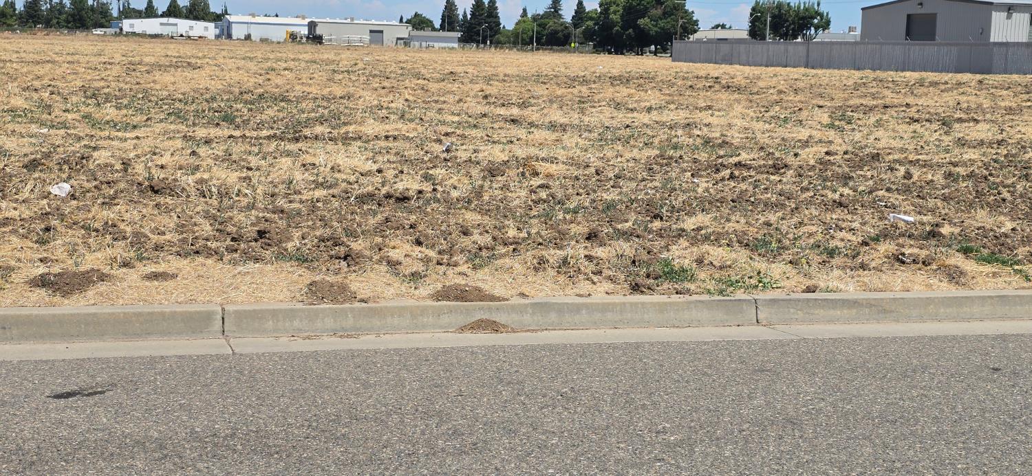 824 Beechcraft Ave, Merced, CA 95341