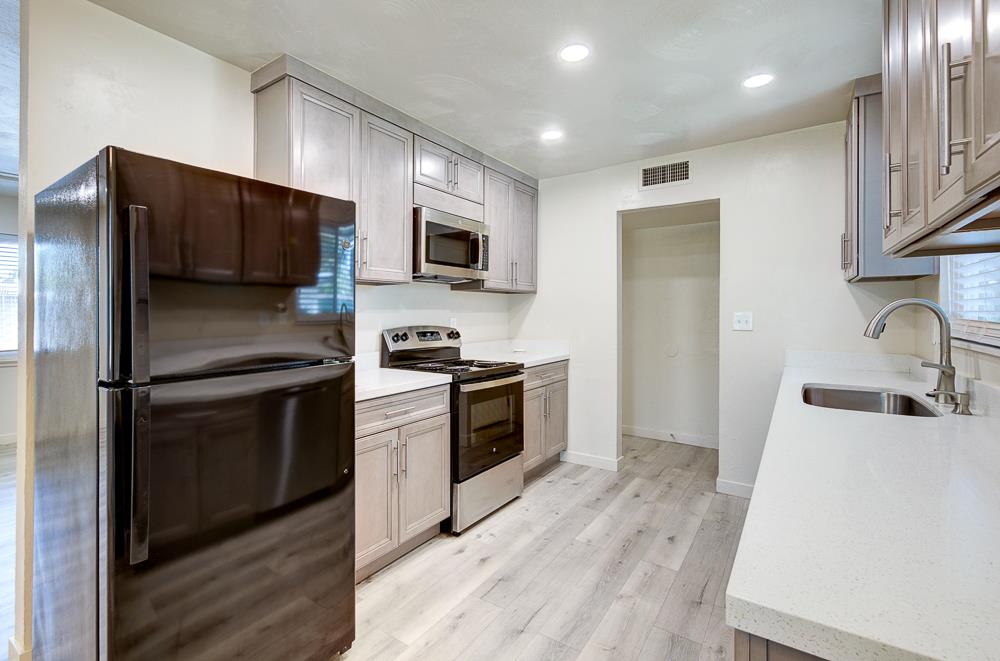 4563 4563 E Sierra Madre Ave, Fresno, CA 93726