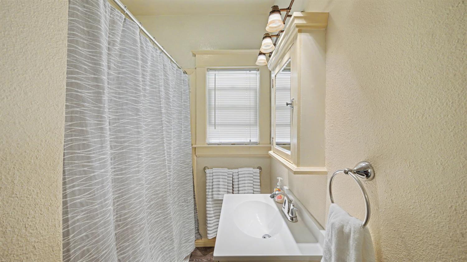 115 W 19th St, Merced, CA 95340
