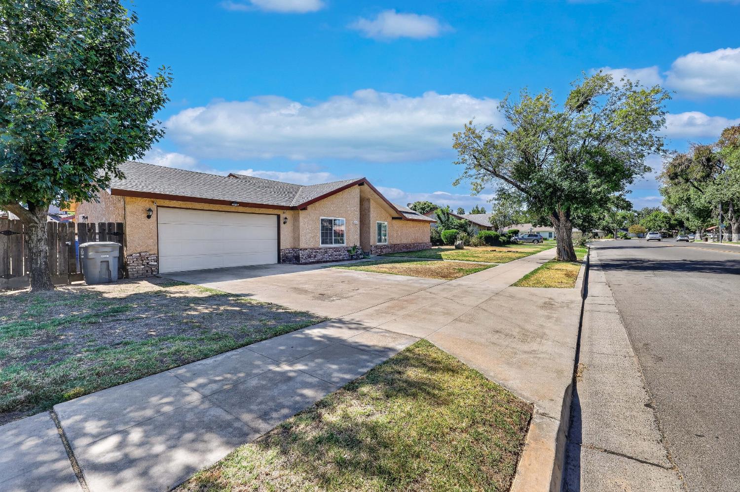 620 N Granada Dr, Madera, CA 93637