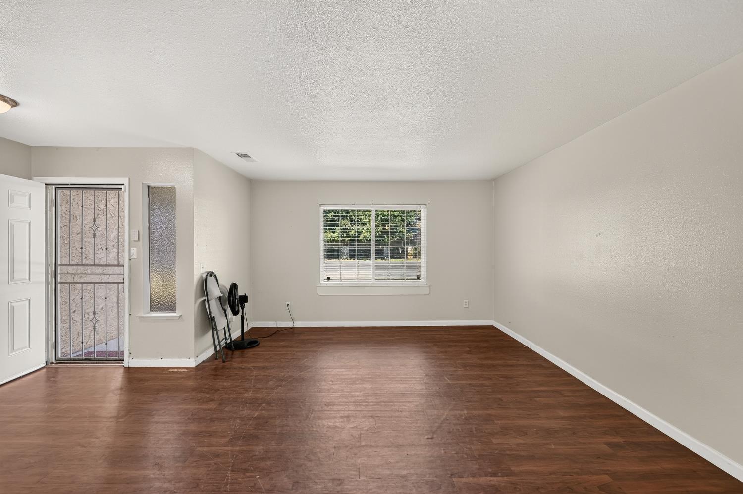 620 N Granada Dr, Madera, CA 93637