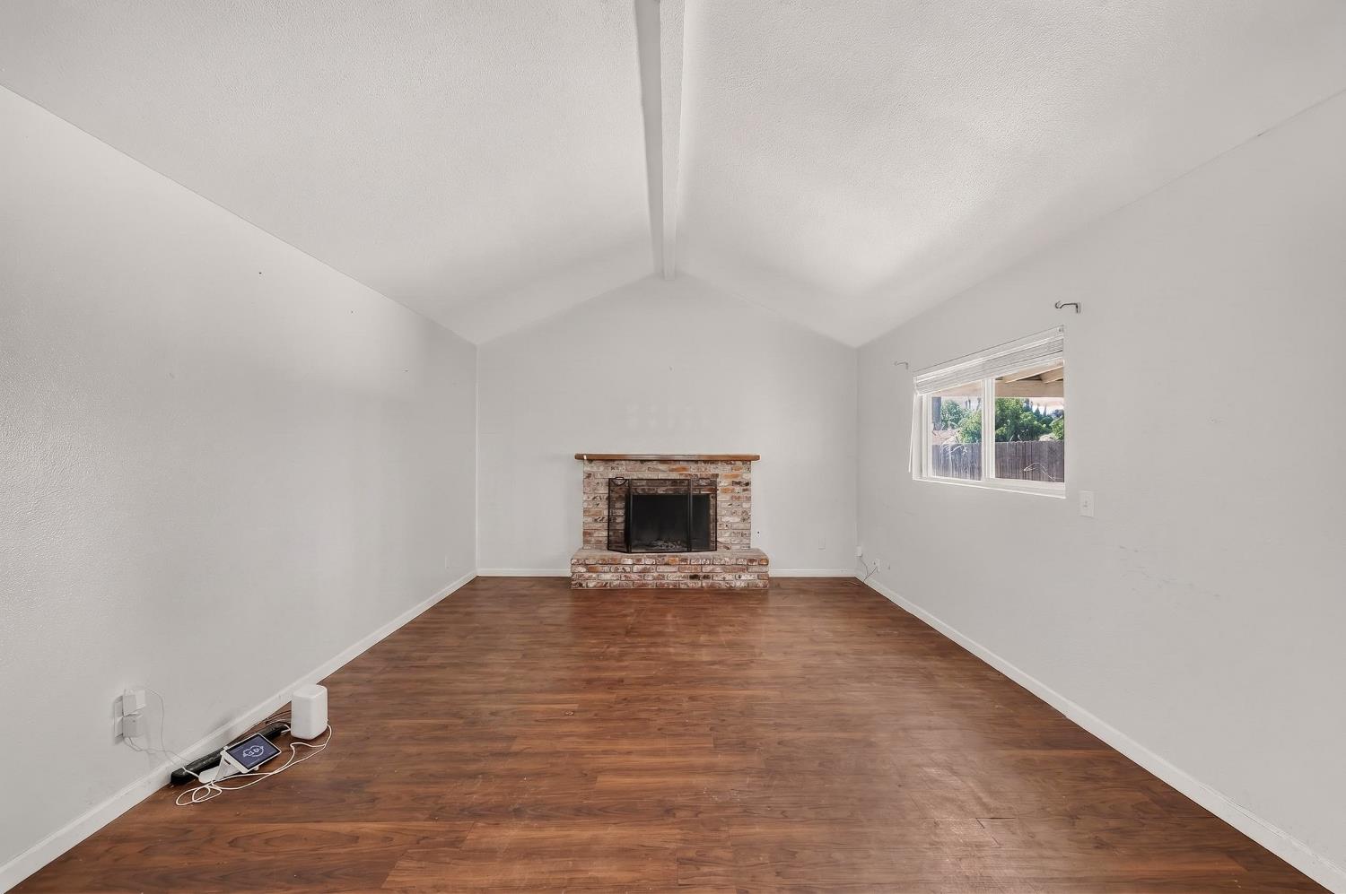 620 N Granada Dr, Madera, CA 93637
