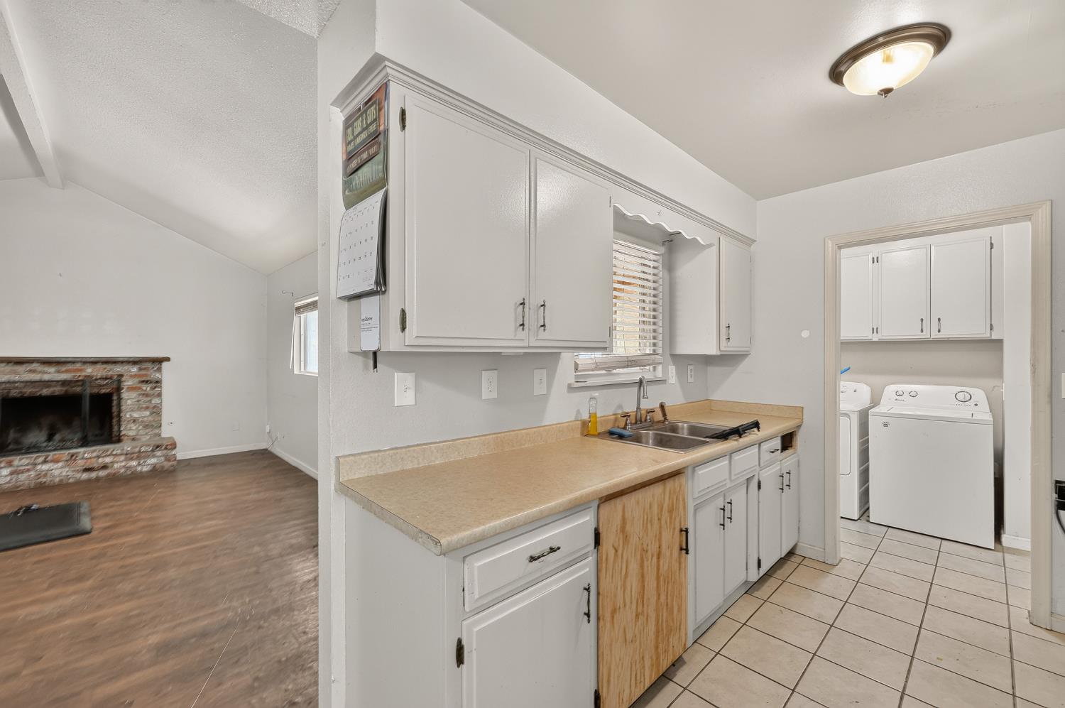 620 N Granada Dr, Madera, CA 93637