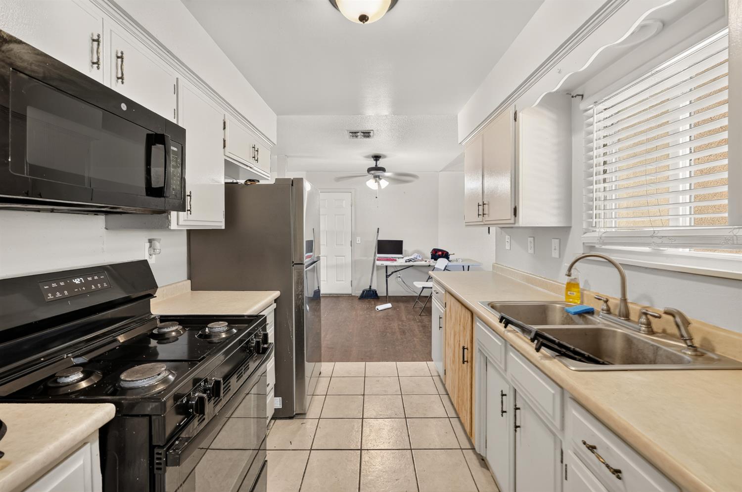 620 N Granada Dr, Madera, CA 93637
