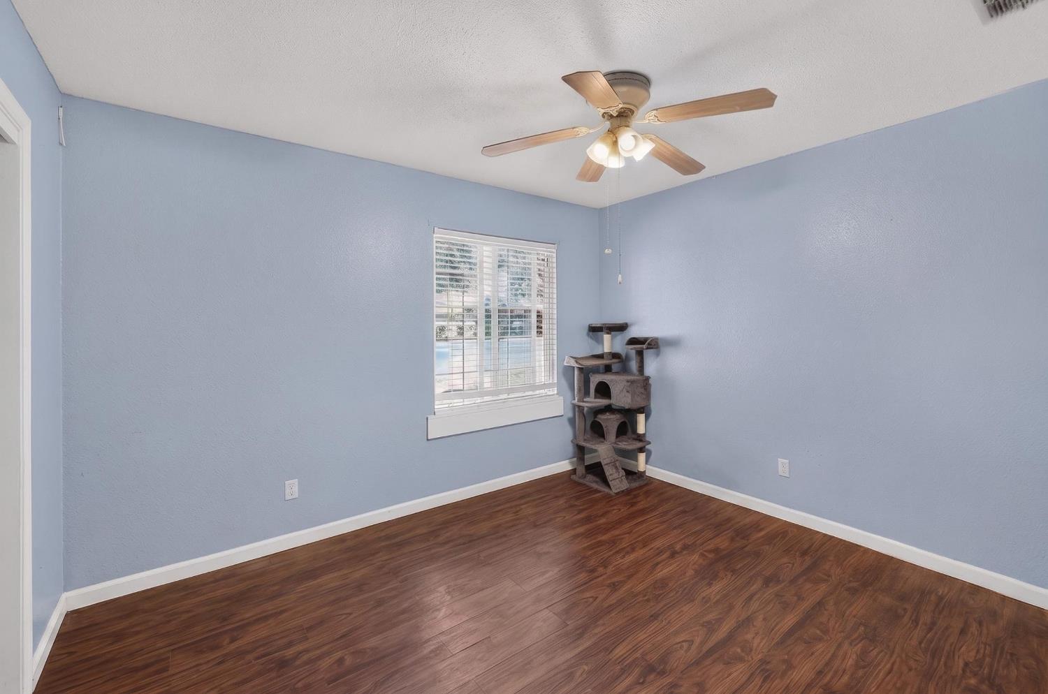 620 N Granada Dr, Madera, CA 93637