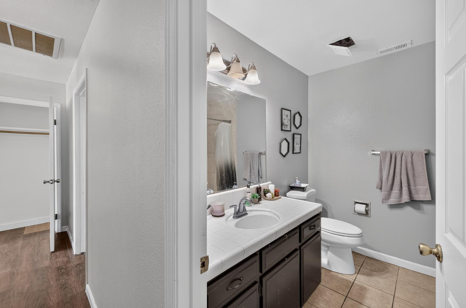 620 N Granada Dr, Madera, CA 93637