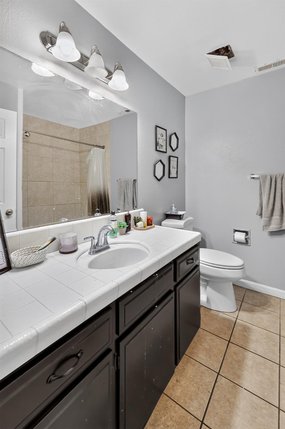 620 N Granada Dr, Madera, CA 93637