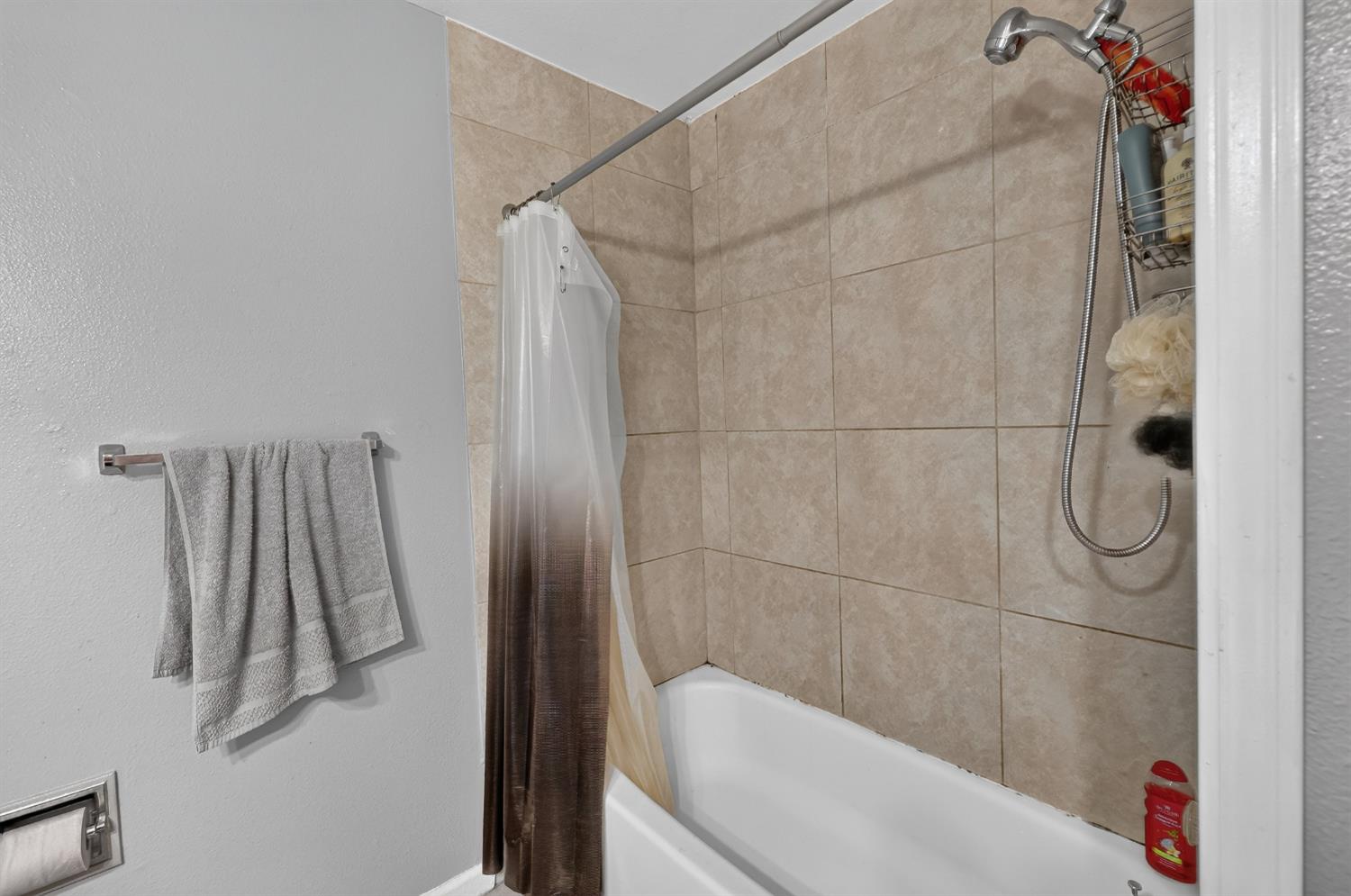 620 N Granada Dr, Madera, CA 93637