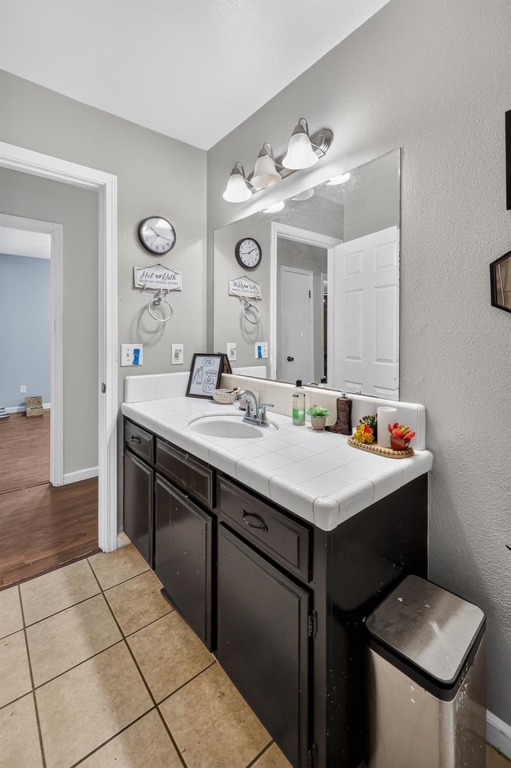 620 N Granada Dr, Madera, CA 93637