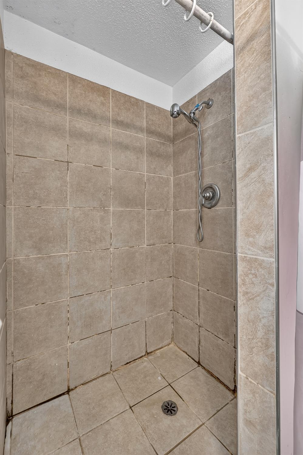 620 N Granada Dr, Madera, CA 93637