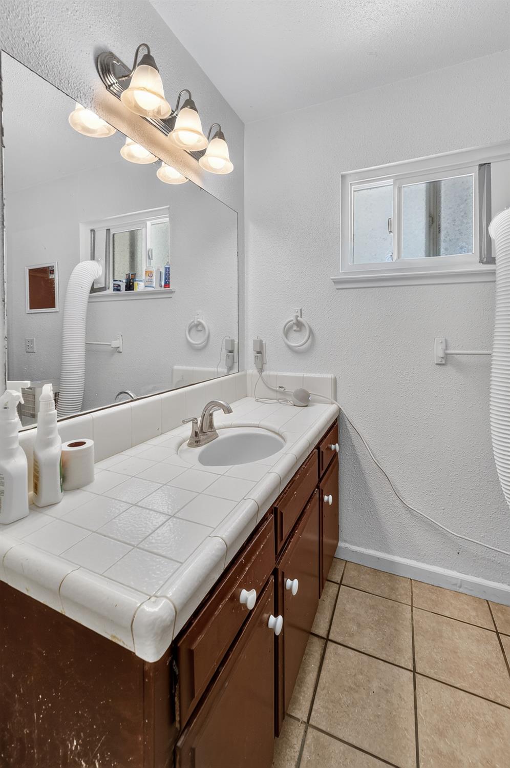 620 N Granada Dr, Madera, CA 93637