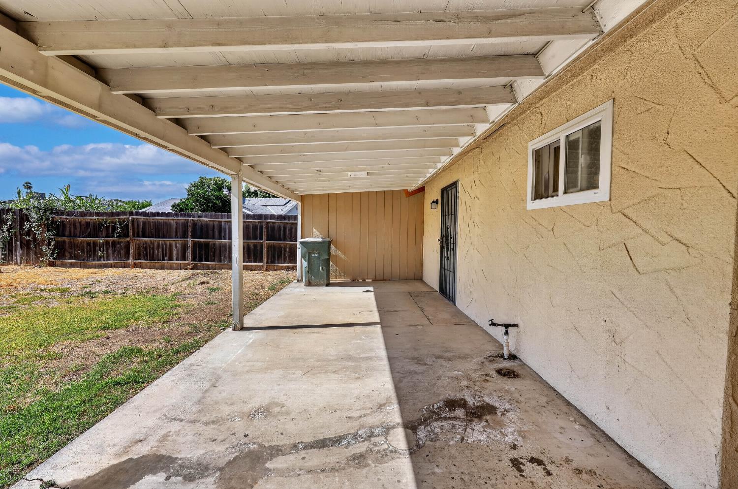 620 N Granada Dr, Madera, CA 93637