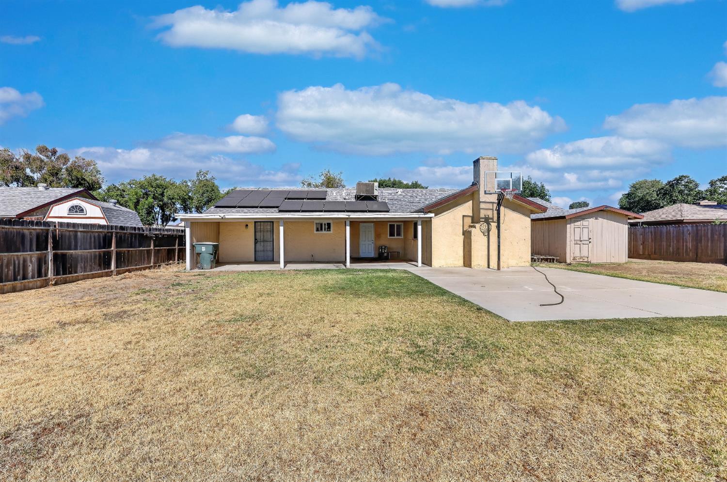 620 N Granada Dr, Madera, CA 93637
