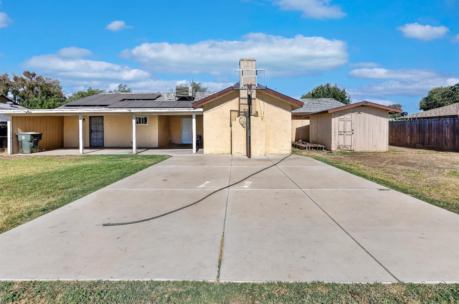 620 N Granada Dr, Madera, CA 93637