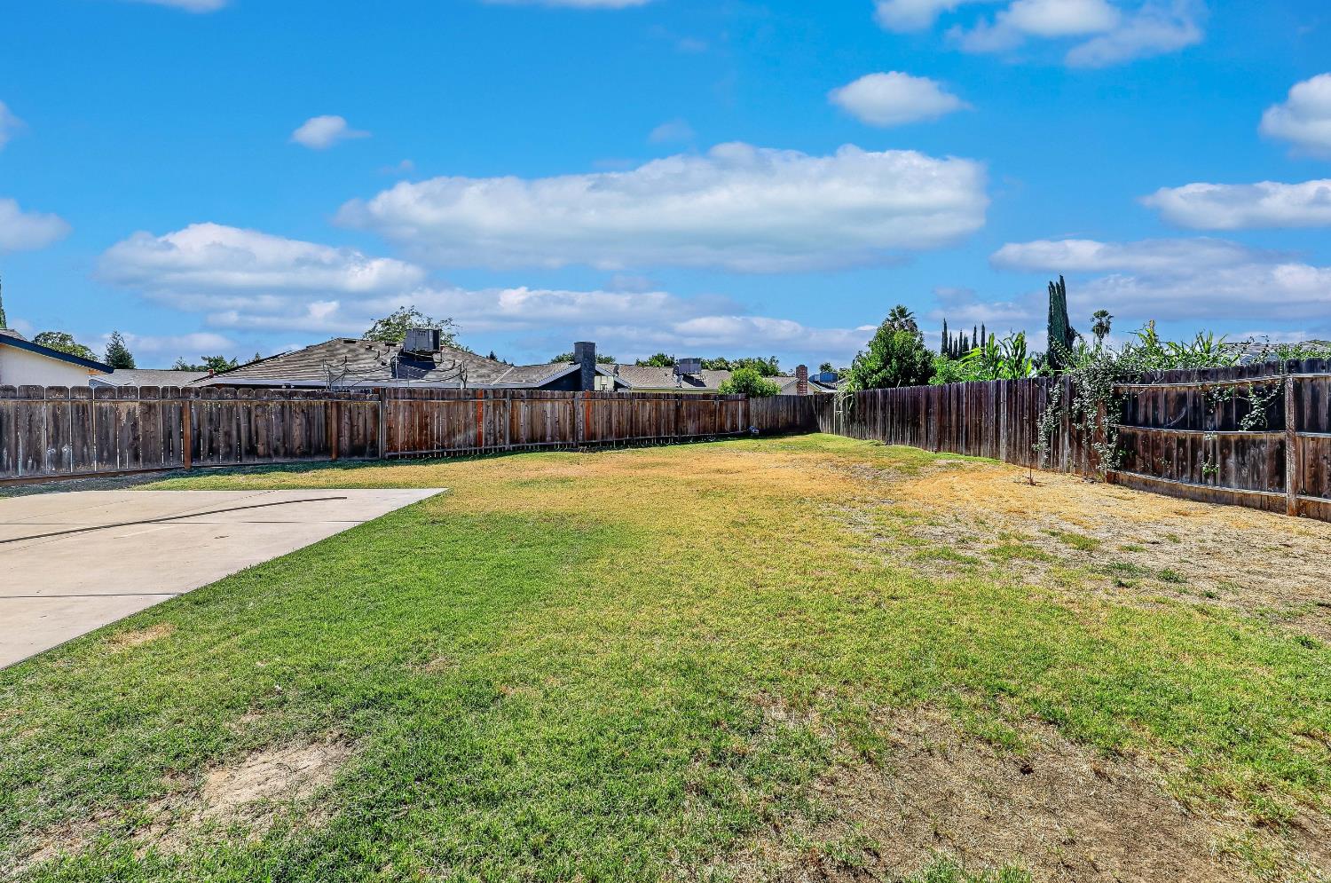 620 N Granada Dr, Madera, CA 93637