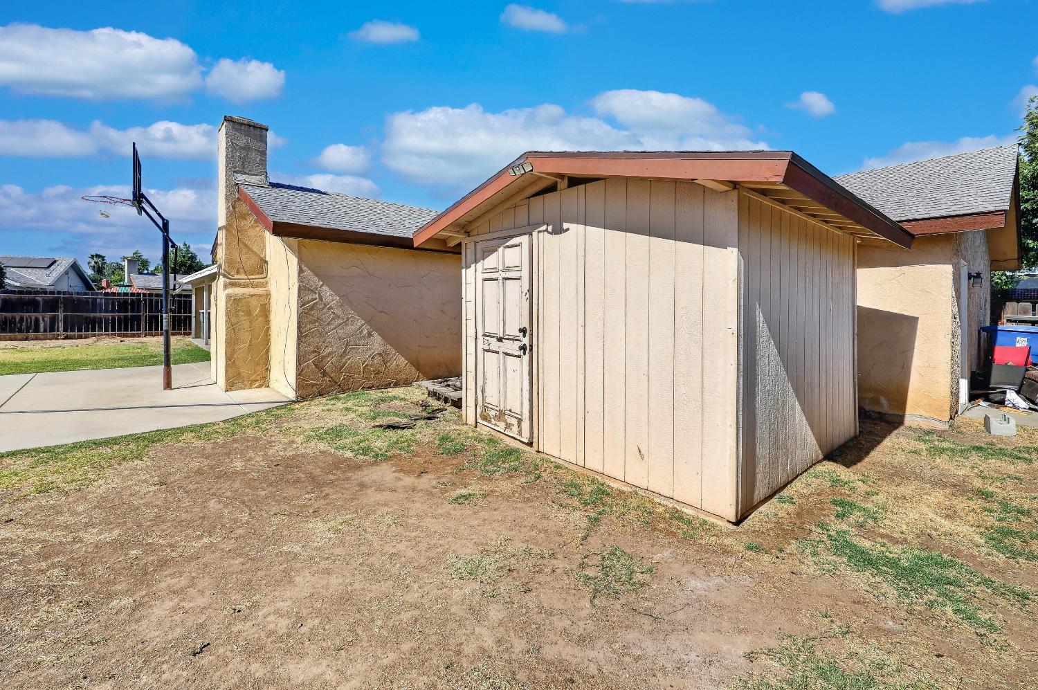 620 N Granada Dr, Madera, CA 93637
