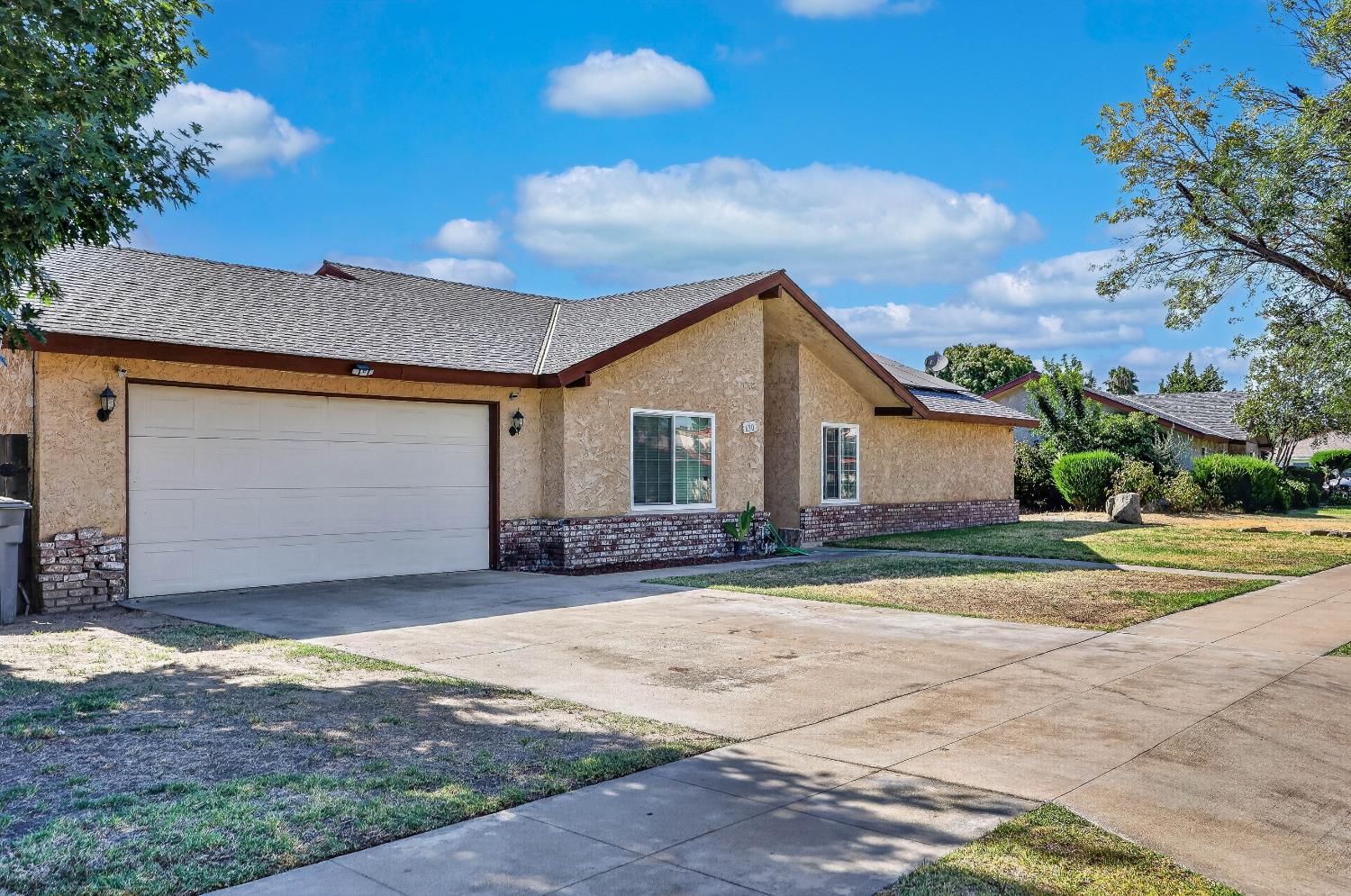 620 N Granada Dr, Madera, CA 93637