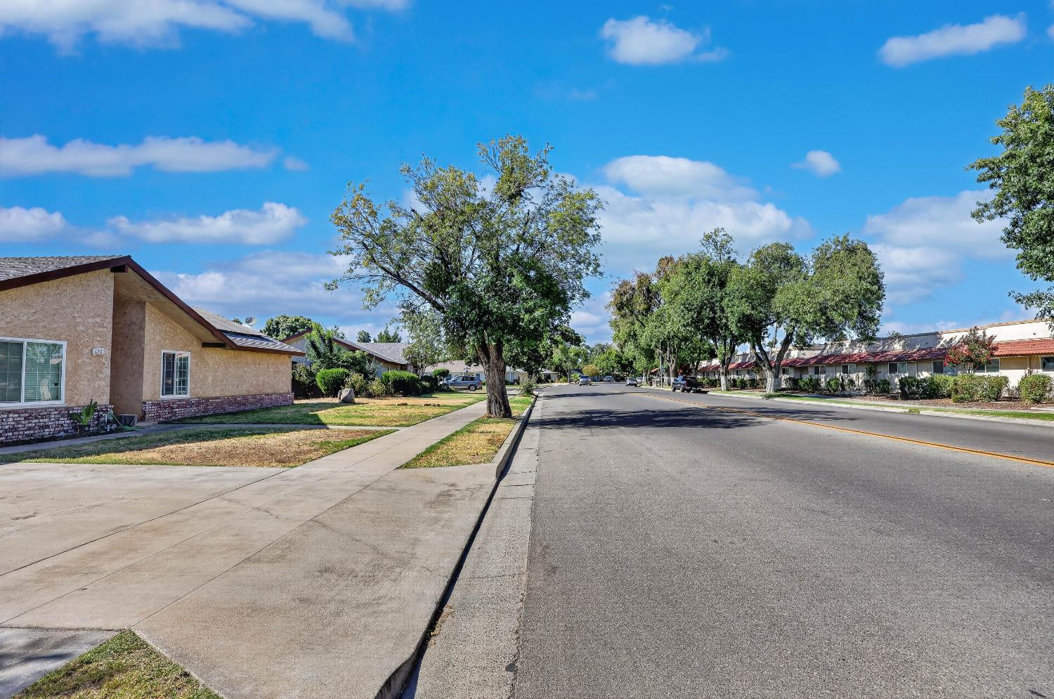 620 N Granada Dr, Madera, CA 93637