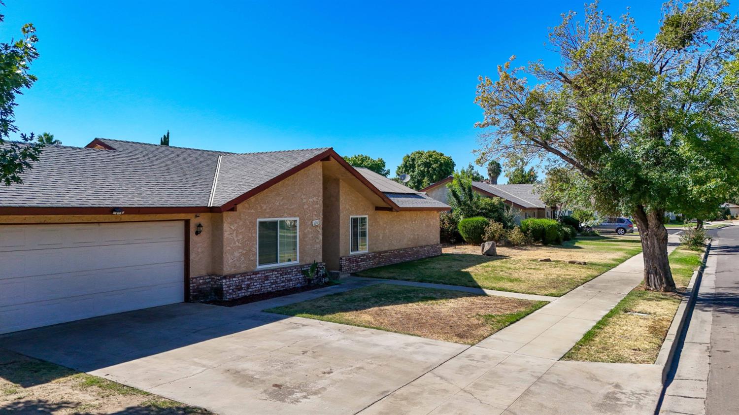 620 N Granada Dr, Madera, CA 93637