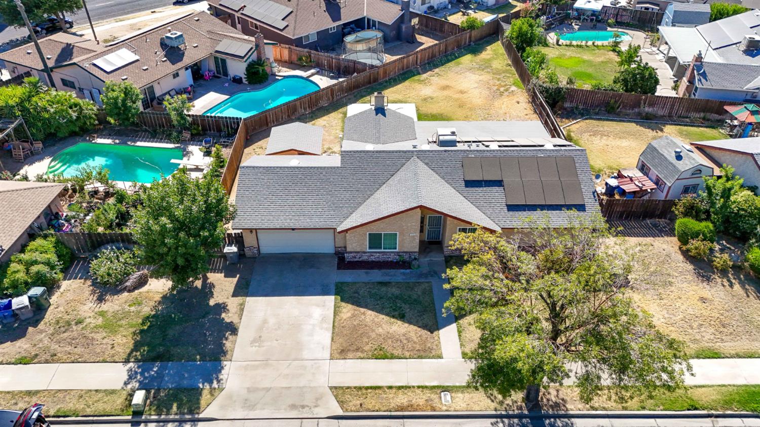 620 N Granada Dr, Madera, CA 93637