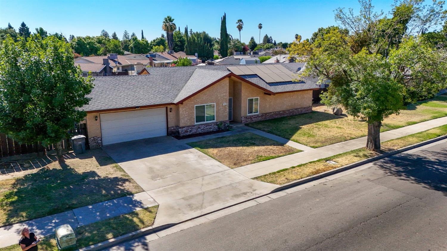 620 N Granada Dr, Madera, CA 93637