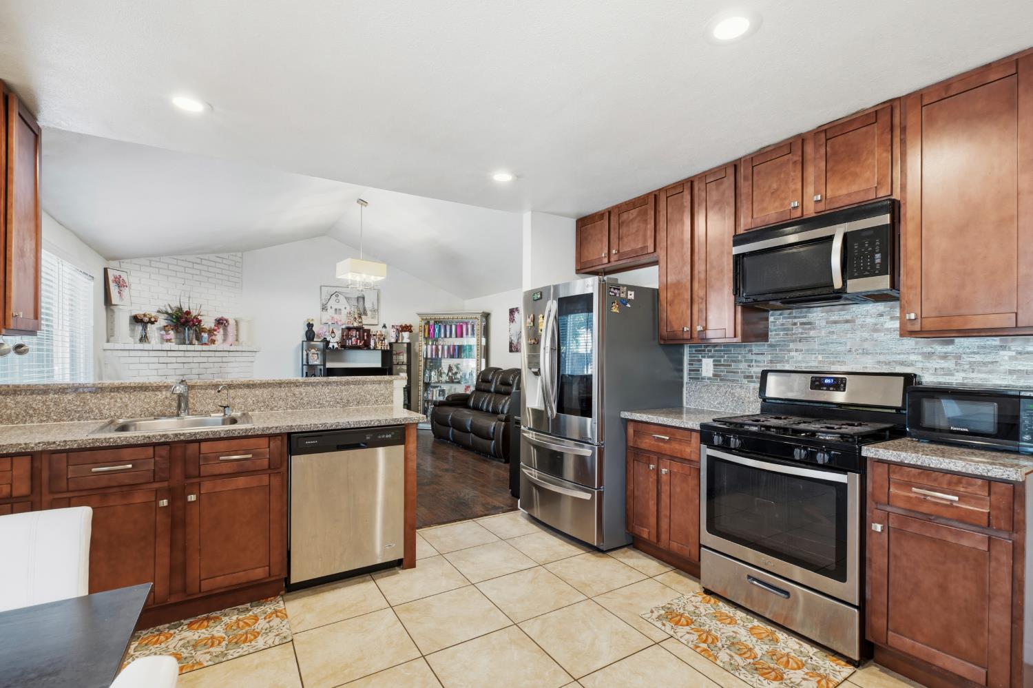 212 Hubert Dr, Modesto, CA 95354