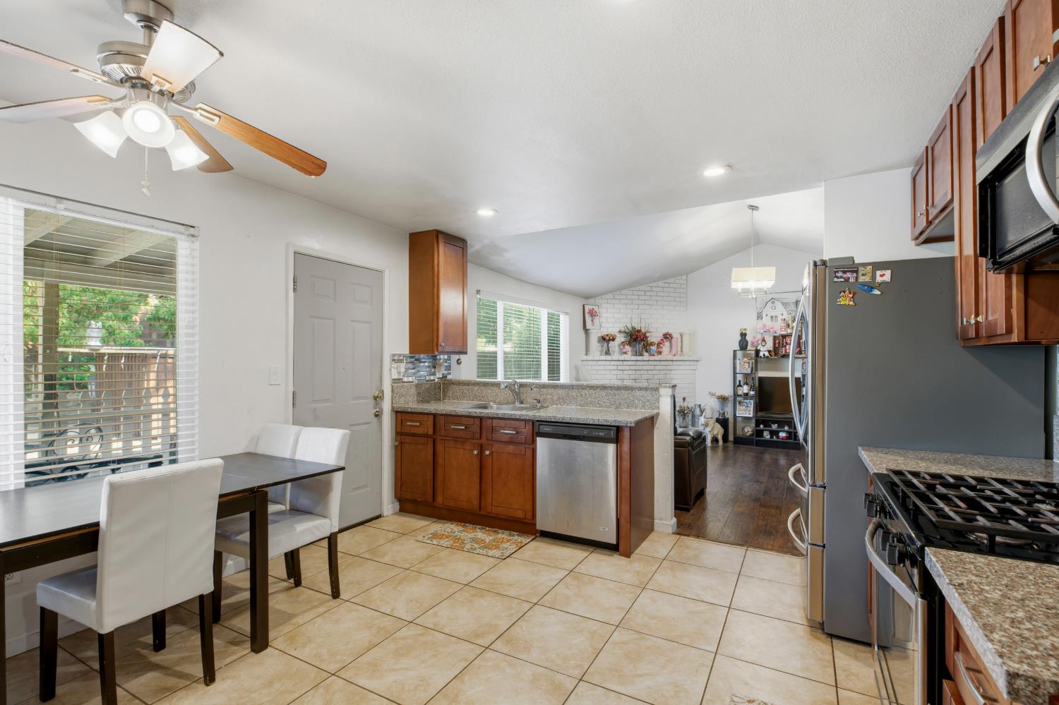 212 Hubert Dr, Modesto, CA 95354