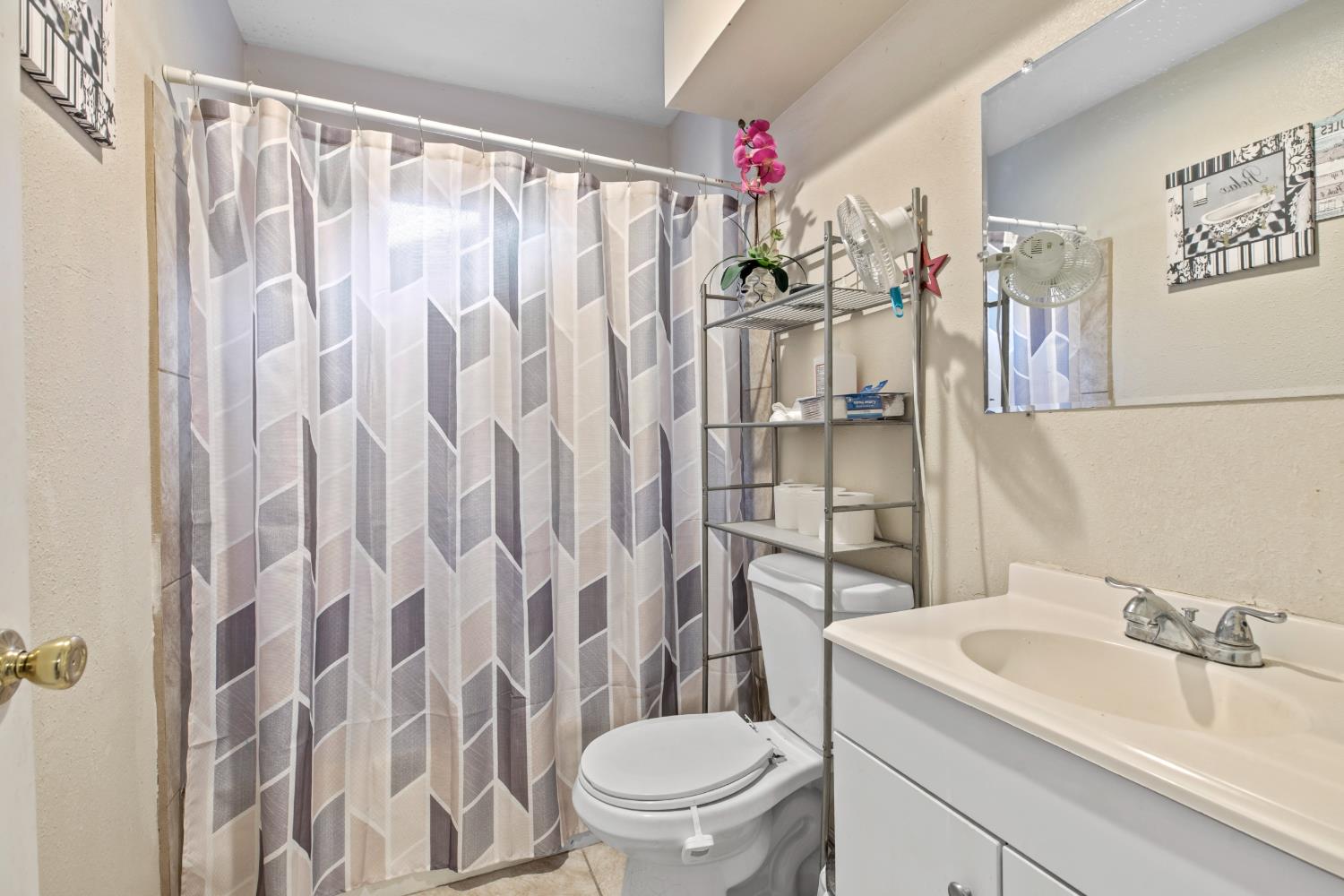 212 Hubert Dr, Modesto, CA 95354