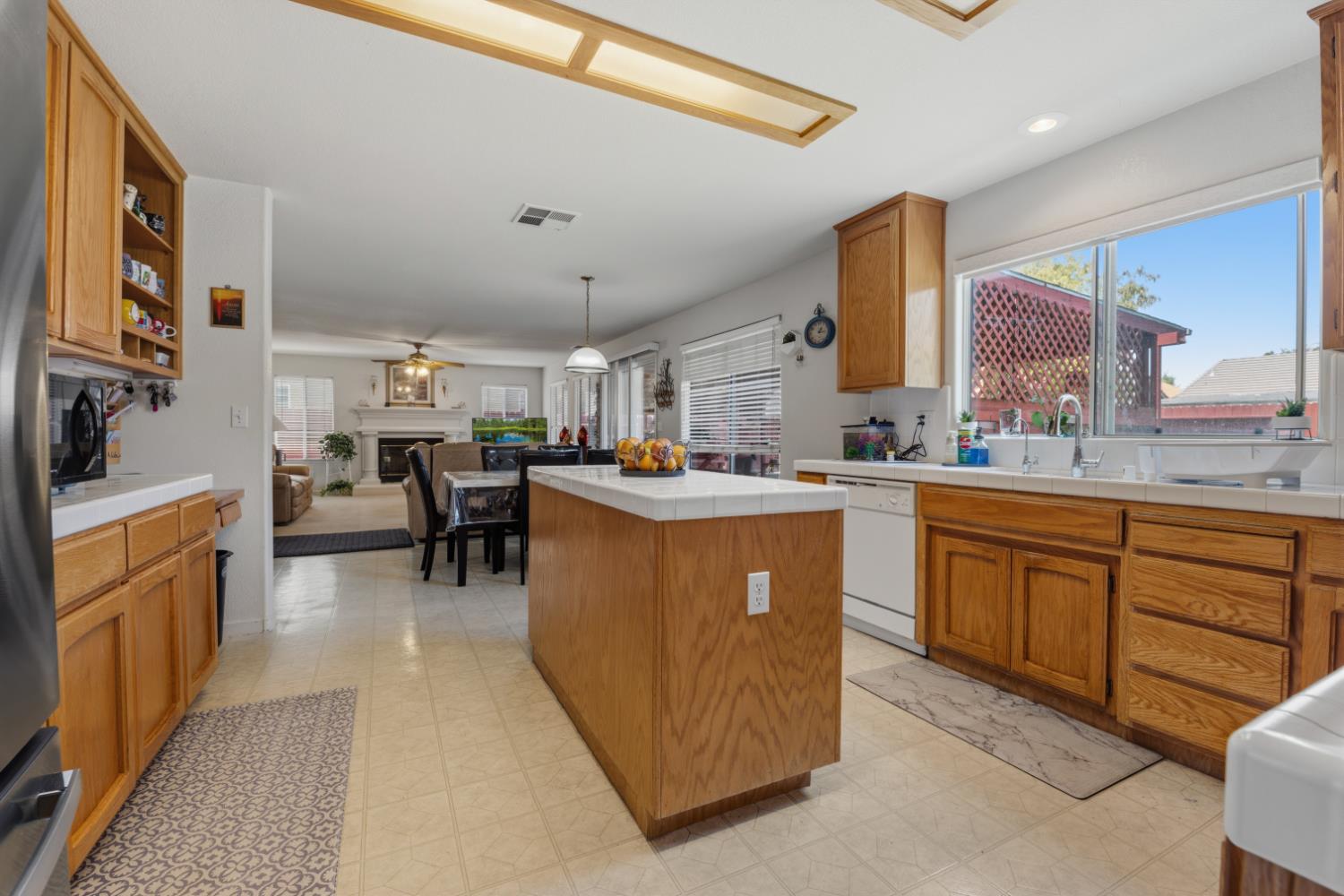160 Grenache Ct, Los Banos, CA 93635