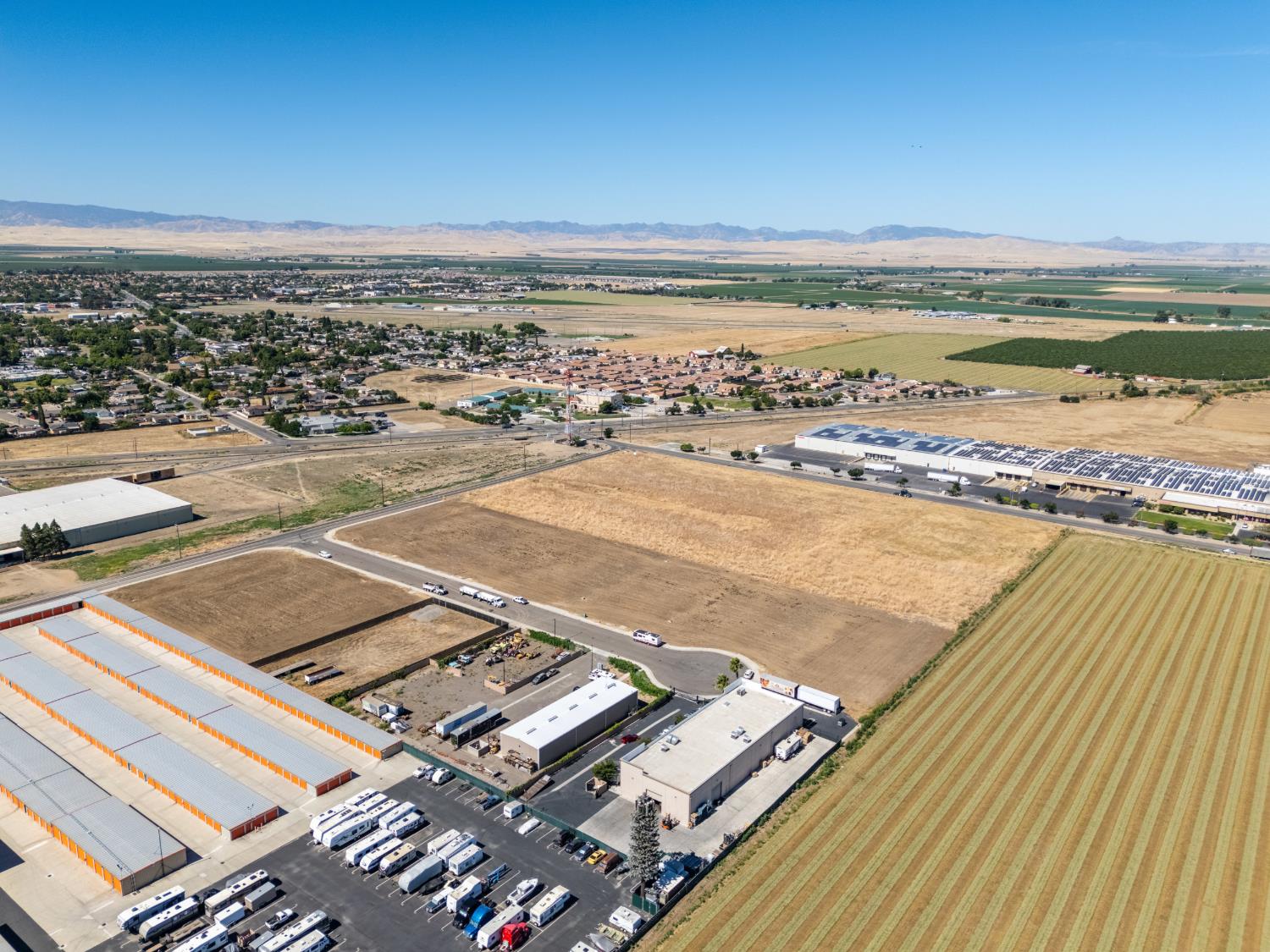 203 Commerce Way, Los Banos, CA 93635