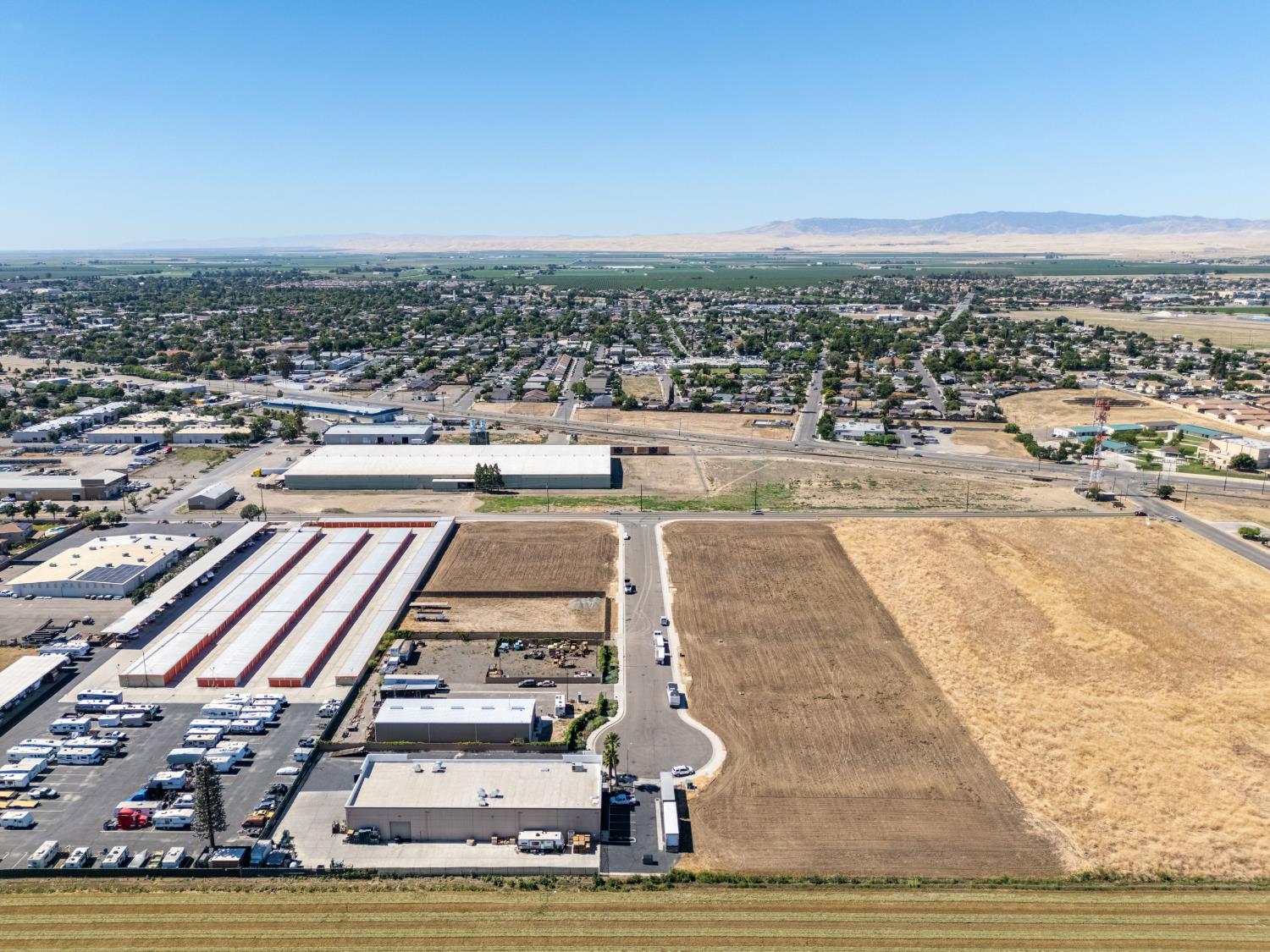 203 Commerce Way, Los Banos, CA 93635