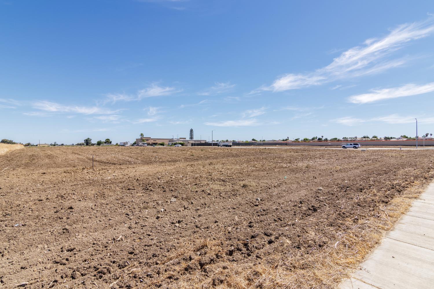 203 Commerce Way, Los Banos, CA 93635