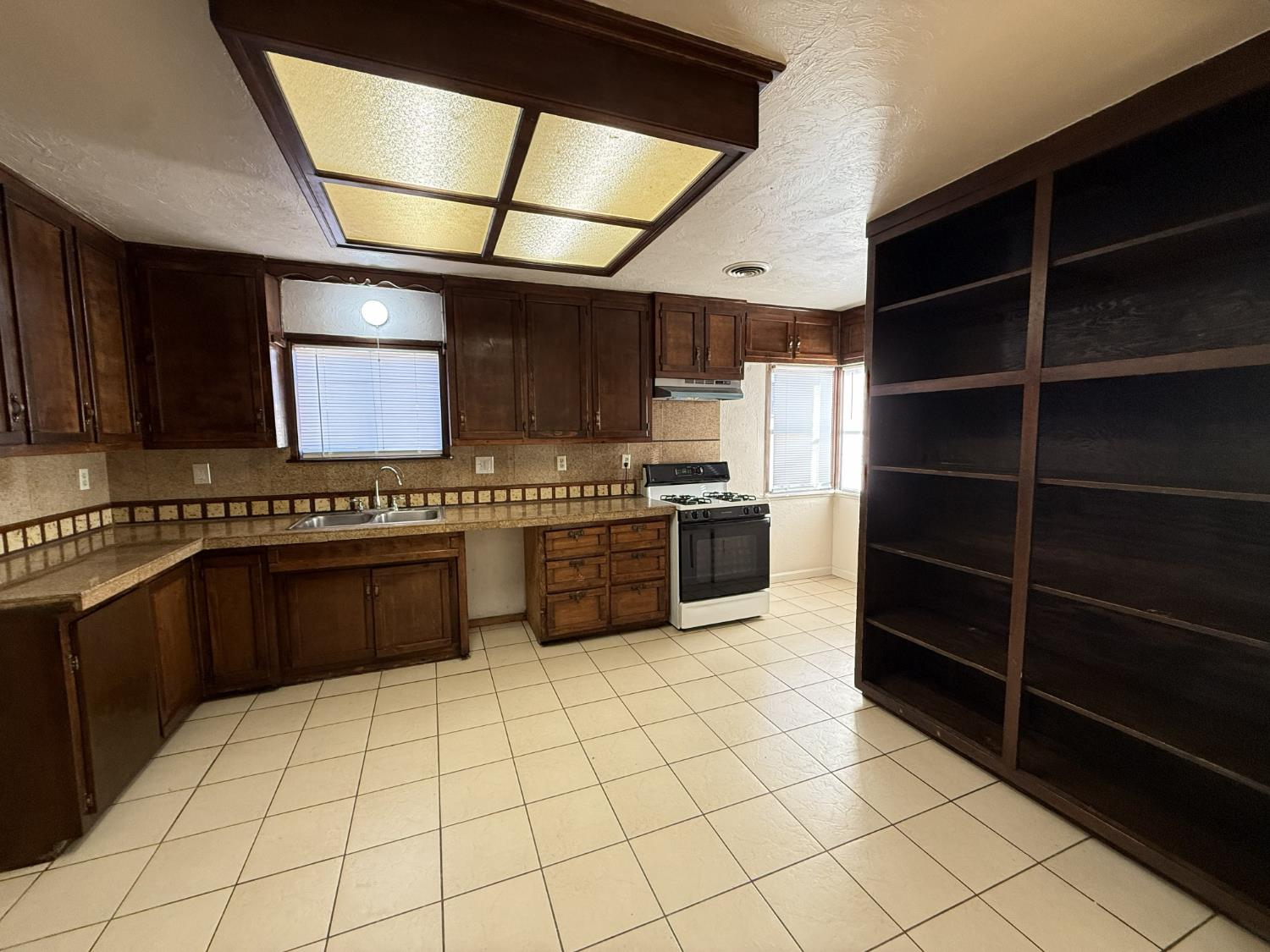 1412 Picardy Dr, Modesto, CA 95351