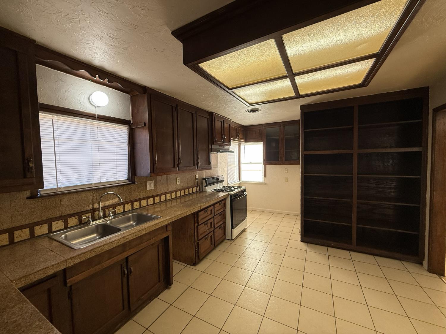 1412 Picardy Dr, Modesto, CA 95351