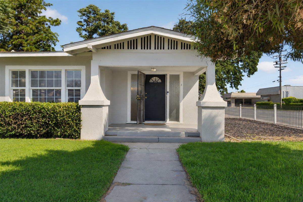 530 E G St, Oakdale, CA 95361