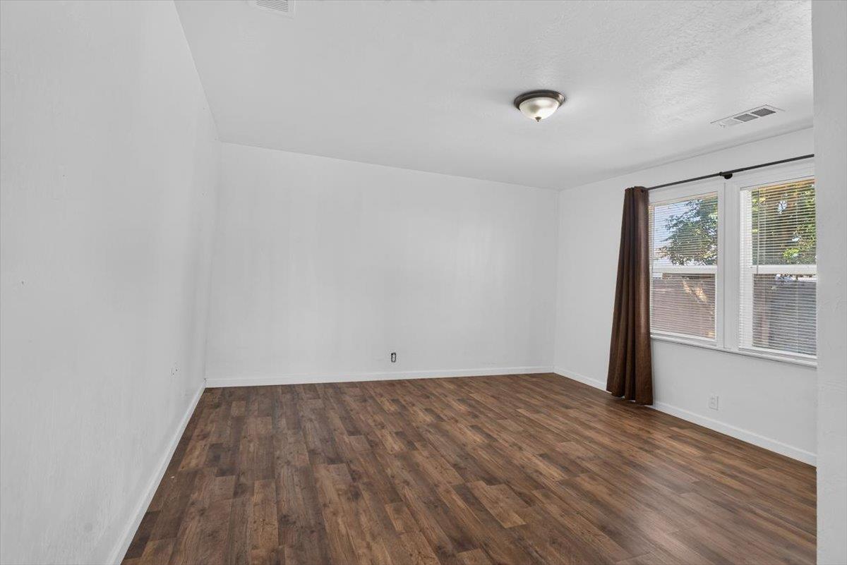 530 E G St, Oakdale, CA 95361
