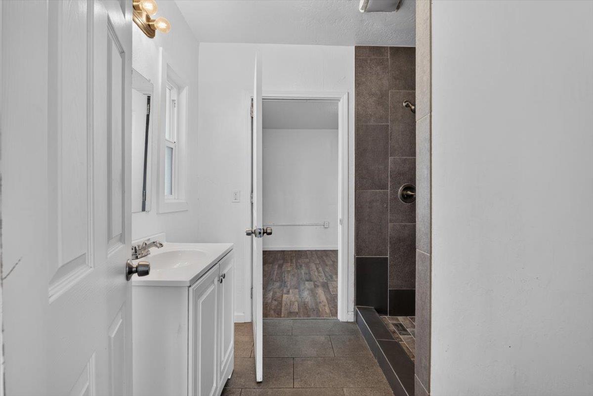 530 E G St, Oakdale, CA 95361