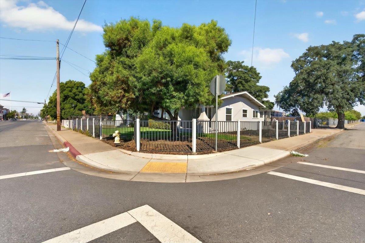 530 E G St, Oakdale, CA 95361