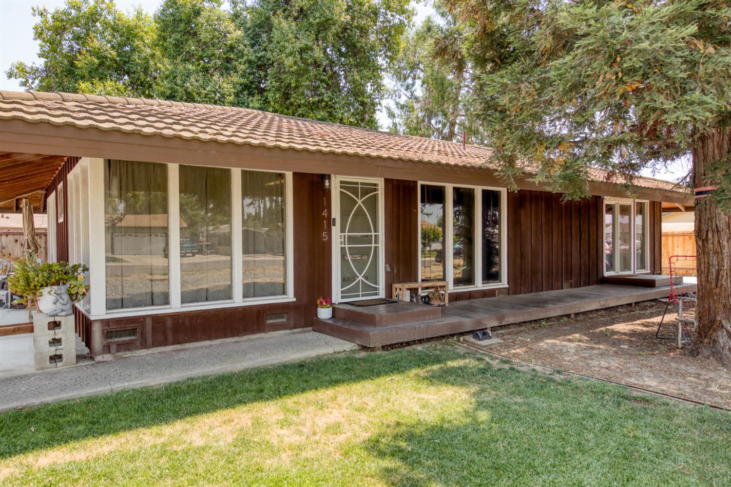 1415 Oklahoma Ave, Escalon, CA 95320